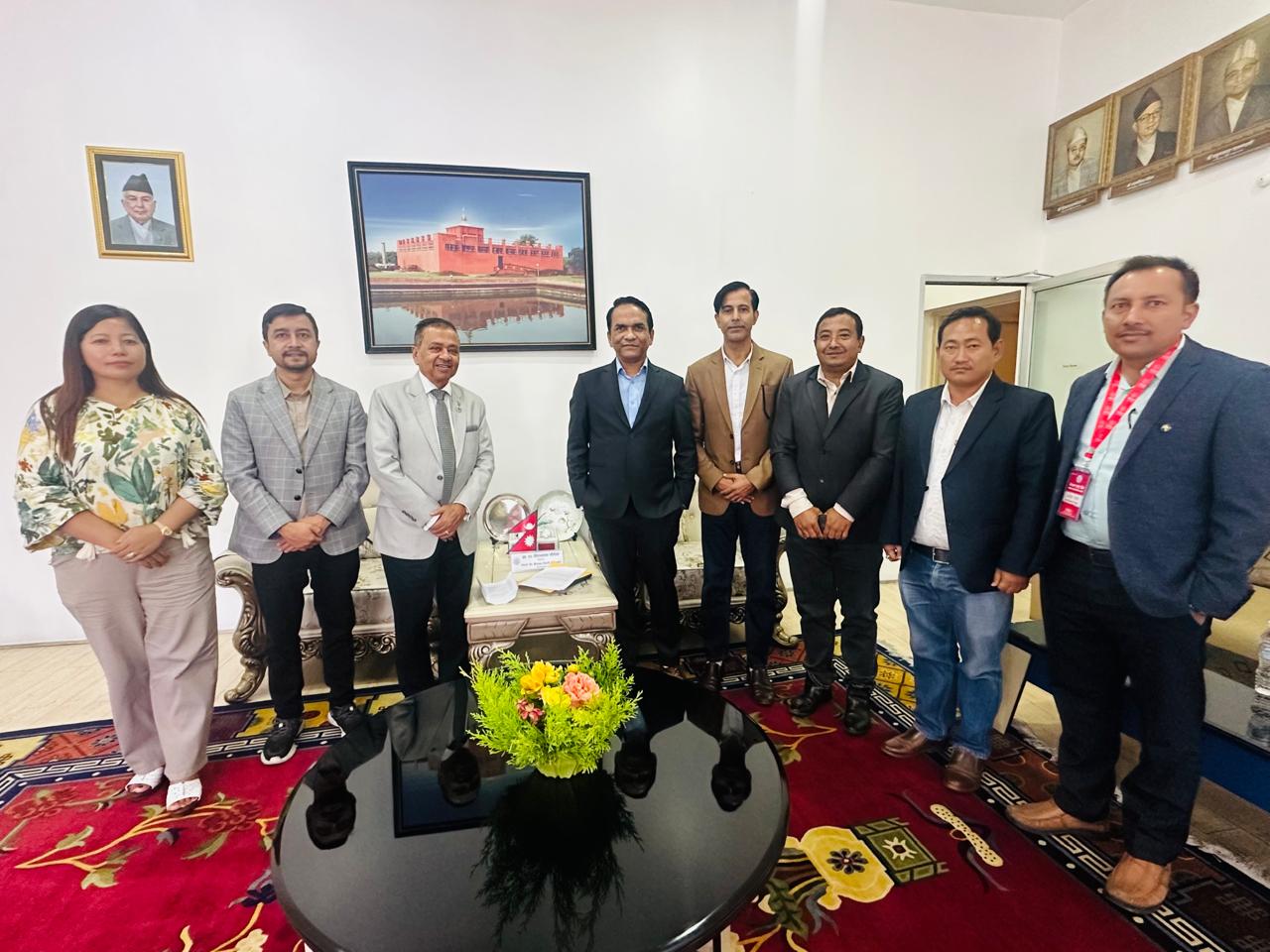 शेयर बजारको गिरावटबारे लगानीकर्ताहरुले गभर्नरलाई बुझाए ६ बुँदे ज्ञापनपत्र, शेयरधितो कर्जा र लाभांशको सिमा हटाउन माग